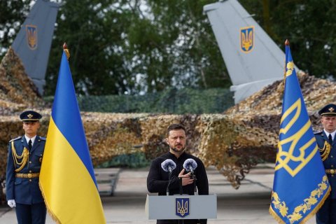 Зеленский представил первые истребители F-16, прибывшие на Украину 