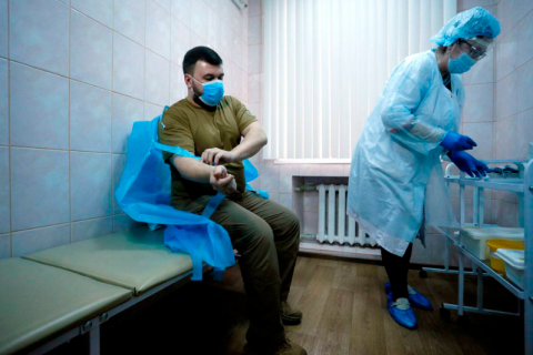 Россия проведет вакцинацию Донбасса