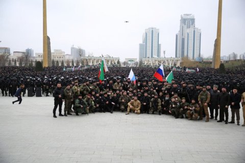 Кадыров собрал на площади в Грозном 12 тысяч бойцов: Советую Зеленскому извиниться