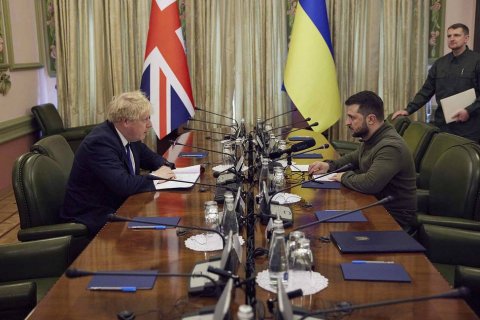 Великобритания, США, Словакия увеличивают поставки тяжелого вооружения на Украину