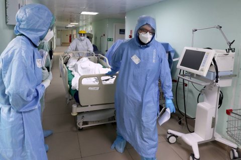 В России умерли от коронавируса за сутки 820 человек.  Это новый рекорд за пандемию