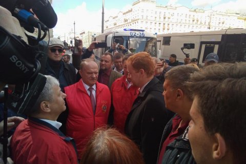 Геннадий Зюганов провел встречу с горожанами в центре Москвы