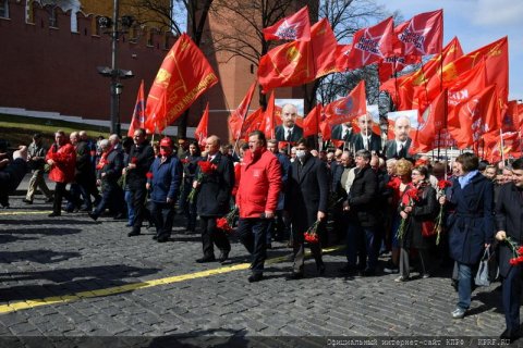 Коммунисты возложили цветы к Мавзолею Ленина в 151-летнюю годовщину со дня рождения
