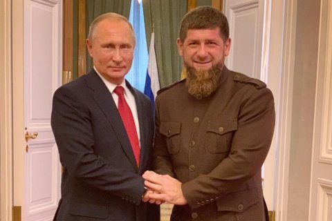 Кадыров сказал «господину Пескову» о праве обращаться напрямую к Путину