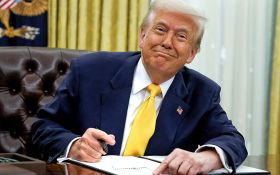 Трамп заявил, что из-за введенных пошлин лидеры десятков стран начали «целовать его в зад»