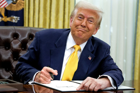 Трамп заявил, что из-за введенных пошлин лидеры десятков стран начали «целовать его в зад»