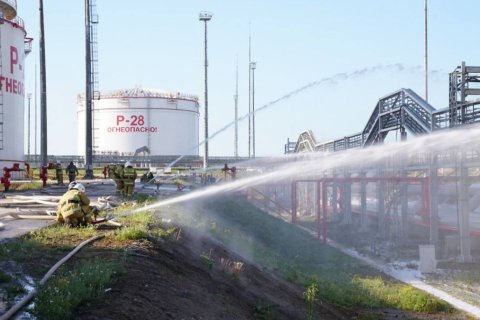 В Краснодарском крае после атаки беспилотников загорелись нефтеперерабатывающий завод и нефтебаза 