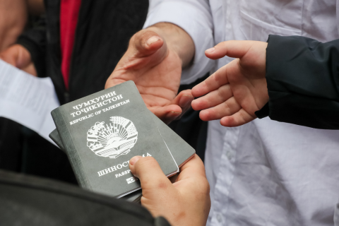 МИД Таджикистана рекомендовал гражданам временно не выезжать в Россию 