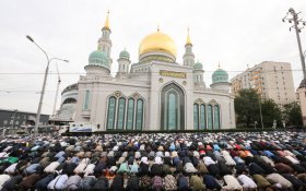 На праздничный намаз по случаю Курбан-байрама в Соборной мечети в центре Москвы собрались более 80 тысяч мусульман 