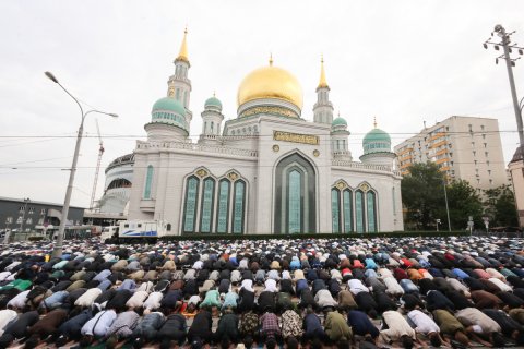 На праздничный намаз по случаю Курбан-байрама в Соборной мечети в центре Москвы собрались более 80 тысяч мусульман 