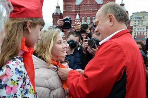КПРФ на Красной площади приняла в пионеры более 5 тысяч школьников