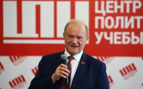 Зюганов отметил, что в таких условиях необходимо укрепление государственного суверенитета, развитие отечественной экономики и возрождение духовно-нравственных основ
