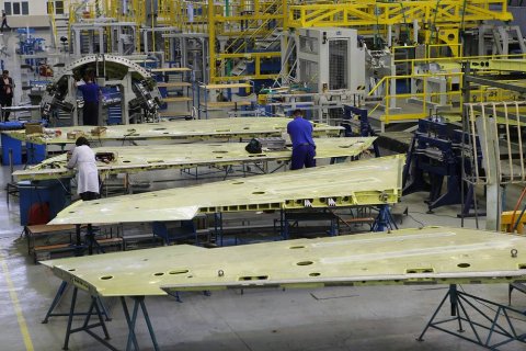 Производство российских самолетов и космической техники за год упало на 13,5%