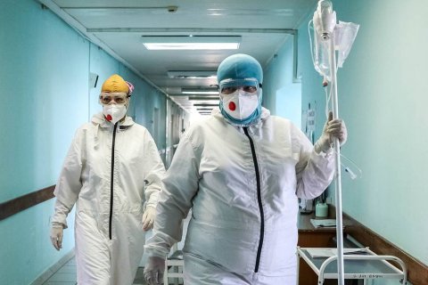 В России за сутки зарегистрировали 1 075 смертей из-за коронавируса. Это новый максимум