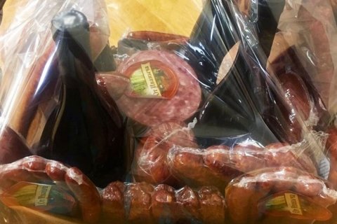 Газета «Ведомости» назвала корзинки с колбасой традиционным подарком от Сечина