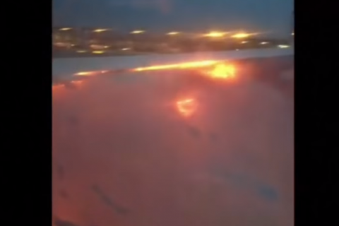 Пассажир снял из салона горящее крыло самолета