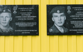 В Коми установили мемориальные доски отцу и сыну – один в 21 год погиб в Чечне, другой — в 20 лет в зоне СВО