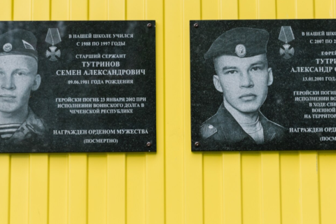 В Коми установили мемориальные доски отцу и сыну – один в 21 год погиб в Чечне, другой — в 20 лет в зоне СВО