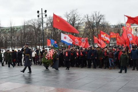 КПРФ в 104-ю годовщину Красной Армии возложила цветы к Могиле Неизвестного Солдата