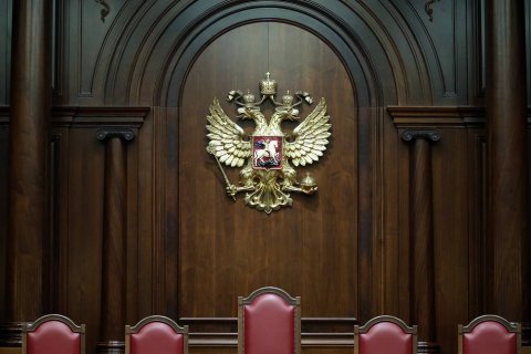 Единороссы продолжают «совершенствовать законодательство». Главой конституционного суда Путин может назначить кого угодно