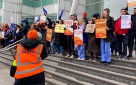 Десятки тысяч врачей начали забастовку за повышение зарплаты … в Англии