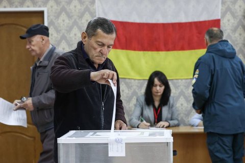 В Южной Осетии отложили референдум «об интеграции с Россией» до «получения сигнала из Москвы»