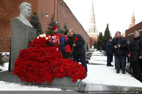 «Для Победы надо «пахать». КПРФ в день 145-й годовщины со дня рождения И.В. Сталина возложила цветы к его могиле у кремлевской стены