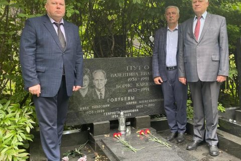 Делегация ЦК КПРФ почтила память патриотов-защитников Советской Родины