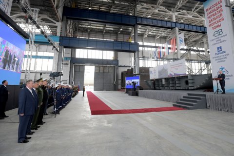 Путин торжественно заложил два десантных вертолетоносца. Ранее модернизацию первичного звена здравоохранения перенесли из-за нехватки средств 