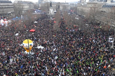 В Париже на протесты против повышения пенсионного возраста вышли 500 тысяч человек 