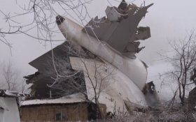 В Киргизии грузовой самолет упал на жилые дома
