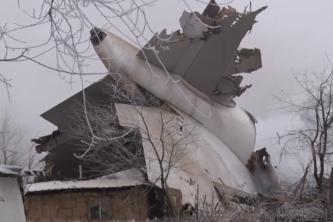 В Киргизии грузовой самолет упал на жилые дома
