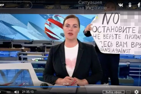 В Кремле назвали хулиганством появление в прямом эфире на Первом канале журналистки с плакатом