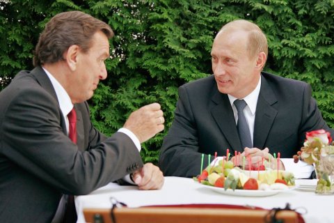 В Германии призвали бывшего немецкого канцлера Шредера уйти с должностей в «Газпроме» и «Роснефти»