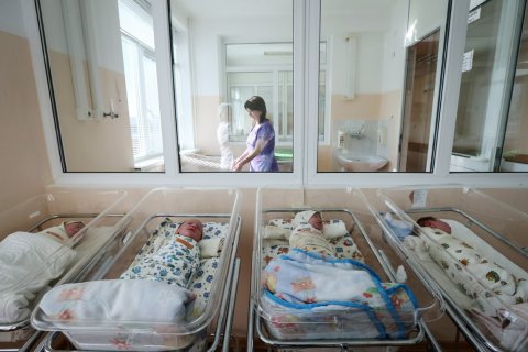 Рождаемость в России упала до одного из самых низких показателей в истории