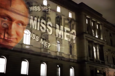 Скучали по мне? На здании британского МИД появилось изображение Путина