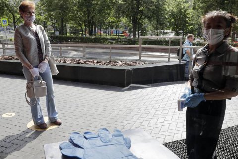 В Москве отменили обязательное ношение перчаток в общественных местах