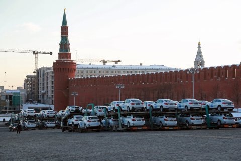 Олимпийцам подарили автомобили BMW на 300 млн рублей. В соцсетях возмутились: Уже всем больным детям помогли?