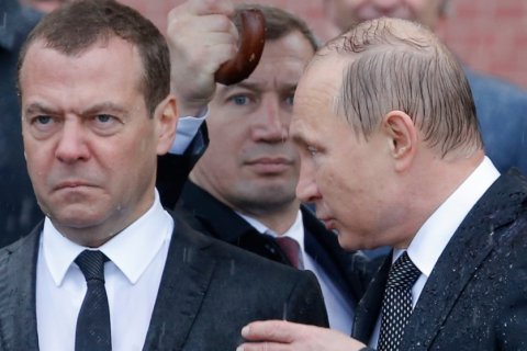 СМИ: Медведев перестал ездить по регионам из-за фильма «Он вам не Димон»