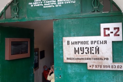 В Севастополе установили указатели к бомбоубежищам