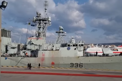 Члены Компартии Греции облили красной краской корабль НАТО в порту Пирей