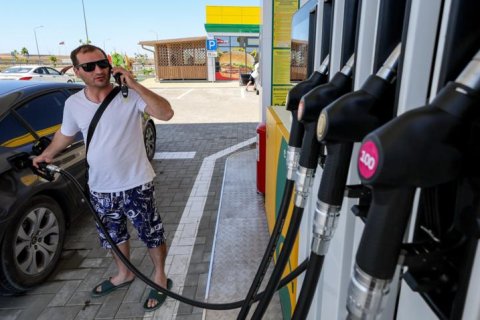 «Ситуация под контролем». В Крыму ограничили продажу бензина до 20 литров в руки