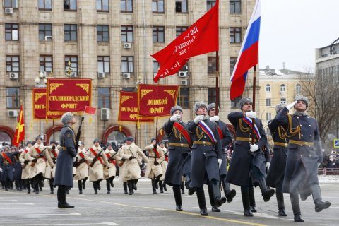 На параде в Волгограде со Знамени Победы исчезли звезда, серп и молот