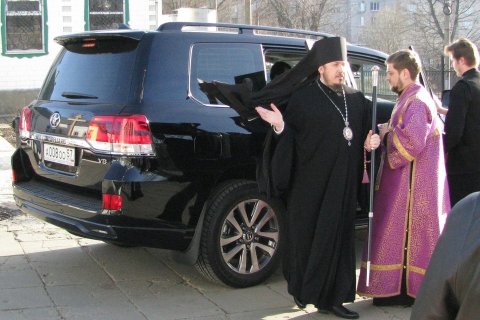 «Иисус Христос тоже носил дорогие одежды» — так объяснили в Орловской епархии РПЦ покупку джипа за 6 млн рублей
